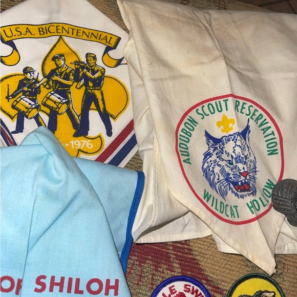 Very large lot of Boy Scout items, belts, patches, neck scarves - Picture 3 of 8